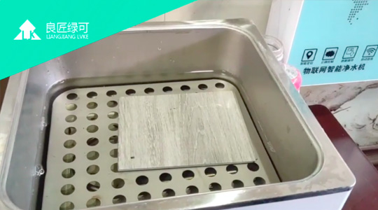 高温耐水膨胀系数测试：将检材置于80度热水中，未见变形